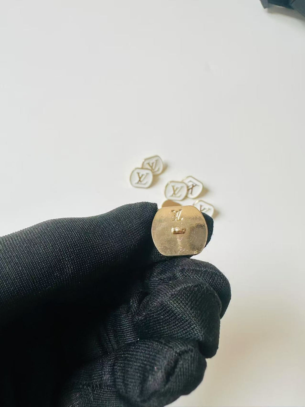 1 PC 18MM LV Handicraft Button Metal Material For Apparel(White)
