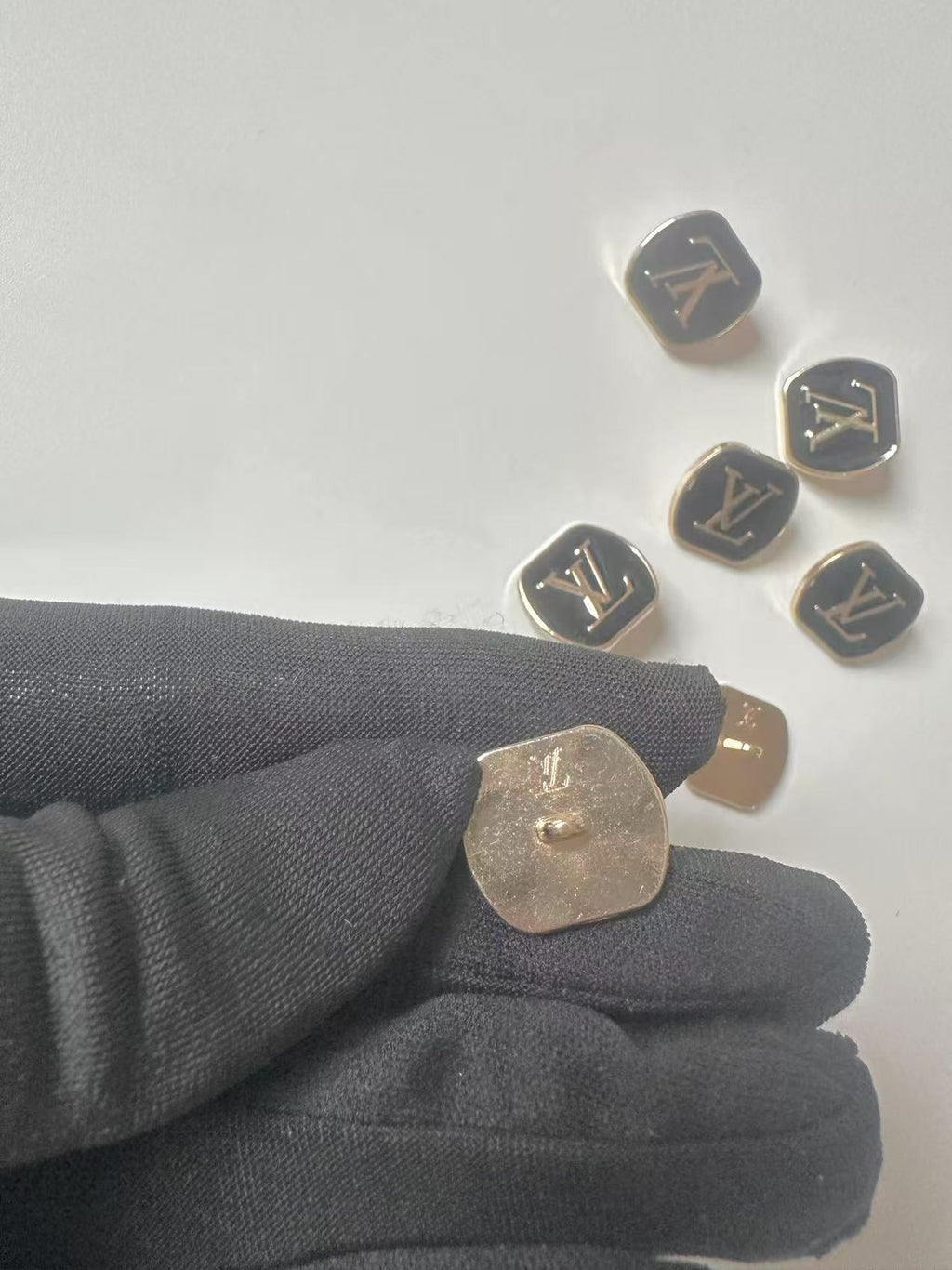 1 PC 18MM LV Handicraft Button Metal Material For Apparel(Black)